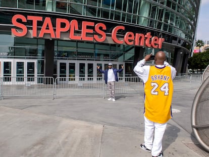 Unos aficionados se fotografían ante el Staples Center de Los Ángeles.