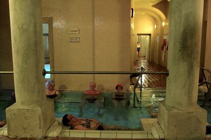 Bañistas se relajan en el interior del Balneario Lukacs. Sus paredes están repletas de placas mármol antiguas de agradecimiento por la cura.