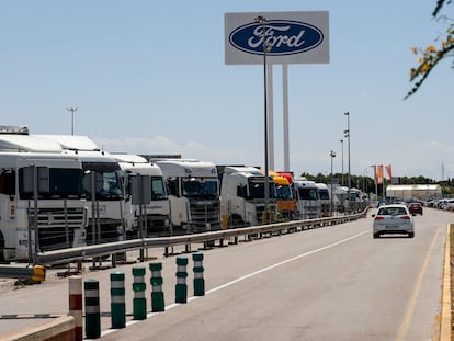 En la imagen, numerosos camiones de proveedores aparcados en la factoría de Almussafes, en junio.