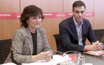 La responsable de Igualdad, Carmen Calvo, junto al secretario general, Pedro S&aacute;nchez, en una reuni&oacute;n de trabajo de los diez acuerdos de pa&iacute;s que impulsa el PSOE.