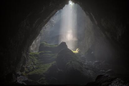 Son Doong, ubicada en el parque nacional de Phong Nha-Ke Bang, al norte de Hué, la antigua capital imperial de Vietnam, está considerada la cueva más grande del mundo (en su interior cabría un edificio de 40 pisos). Y podría serlo aún más, según ha descubierto una reciente expedición. El proyecto de National Geographic 'Sơn Đoòng 360' reproduce virtualmente <a href="https://www.nationalgeographic.com/news-features/son-doong-cave/2/#s=pano37" rel="nofollow" target="">un recorrido por su interior</a>: una caminata creada a partir de imágenes 360º y aderezada con sonido ambiente a través de cascadas de piedra, juegos de luces, una estalagmita de 70 metros (llamada Hand of Dog, Mano de Perro) y auténticas selvas de helechos y otras plantas en los lugares a los que llega la luz.