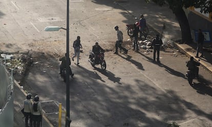 Más policías y militantes de los colectivos chavistas se agrupan en la urbanización caraqueña. 