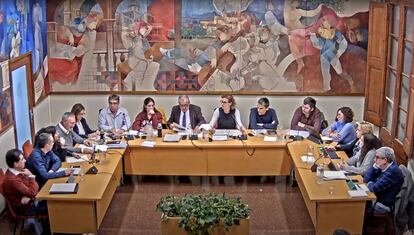 Marta Martorell, en el centro de la imagen, en un Pleno del Ayuntamiento de Tiana.