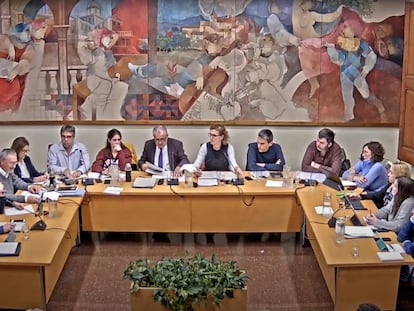 Marta Martorell, en el centro de la imagen, en un Pleno del Ayuntamiento de Tiana.