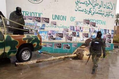 Militares iraquíes protegen la sede en Bagdad del partido político Unión Patriótica del Kurdistán.