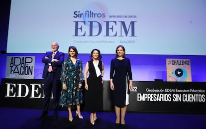 El Palacio de Congresos de València acogió este jueves la Graduación Executive de EDEM ante 1.300 asistentes. El acto estuvo presidido por Hortensia Roig, presidenta de EDEM, Juan Roig, presidente de honor y presidente de Mercadona, Elena Fernández, directora general, y Fuencisla Clemares, directora general de Google España y Portugal y madrina de los 188 graduados, provenientes del Curso 15x15, el EMBA con especialización, el Executive MBA y el Advanced Management Program (AMP).