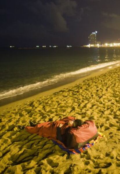 Turistas durmiendo en la playa.