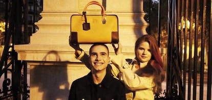 Protagonistas de la campaña de la colección Oro de Loewe, con el bolso Amazona