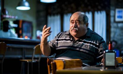 Sebastià Ros, el alguacil de Alfés, en el restaurante del pueblo antes de un partido del FC Barcelona.