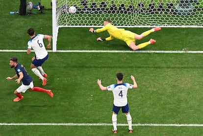 Olivier Giroud (izquierda) anota el segundo gol de Francia que terminaría dando la victoria a la selección gala.