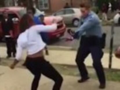 Una policía estadounidense reta a una chica a un duelo de baile tras mediar en una pelea entre dos grupos de adolescentes
