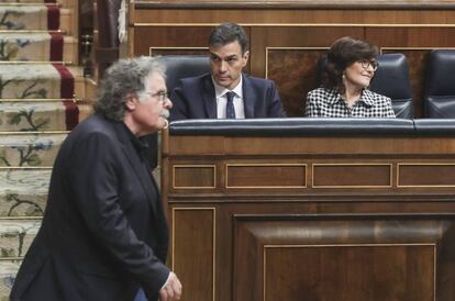 Tardá pasa por delante de Pedro Sánchez y la vicepresidenta del Gobierno en el Congreso.