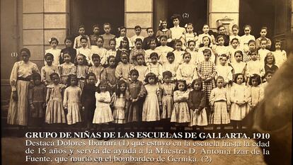 Grupo de niñas, entre ellas La Pasionaria, de las escuelas de Gallarta.