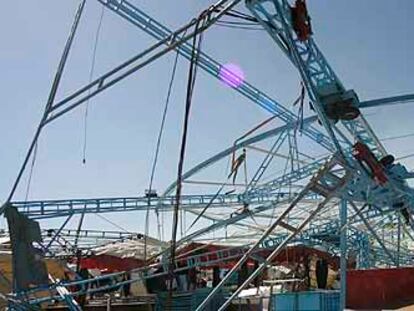 El vendaval derribó la noria de la feria de atracciones instalada en Castellón para las próximas fiestas de la Magdalena. La estructura cayó sobre un tráiler.