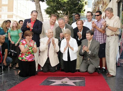 En 2005 a Chris Farley se le concedió una estrella póstuma en el Paseo de la Fama de Hollywood. En el centro, sobre la estrella, su madre Mary Anne Farley.