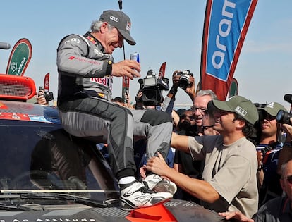 Carlos Sainz recibe la felicitación de su hijo Carlos a su llegada a la meta en Yanbu tras ganar el Dakar 2024.