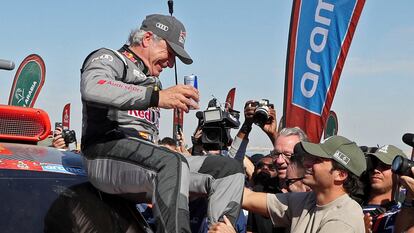 Carlos Sainz recibe la felicitación de su hijo Carlos a su llegada a la meta en Yanbu tras ganar el Dakar 2024.