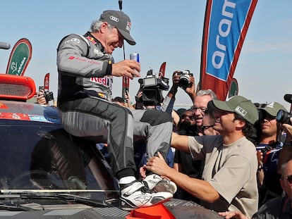 Carlos Sainz recibe la felicitación de su hijo Carlos a su llegada a la meta en Yanbu tras ganar el Dakar 2024.