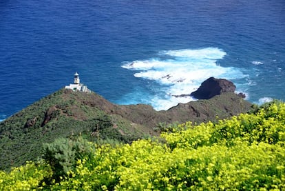 El faro de Anaga, por encima del caserío de Roque Bermejo, al noreste de Tenerife. 