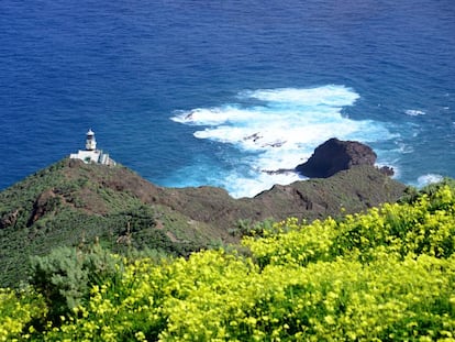 El faro de Anaga, por encima del caserío de Roque Bermejo, al noreste de Tenerife. 
