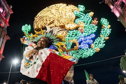 Una asistente al Grito de Independencia en la calle 20 de Noviembre.