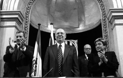 El nuevo presidente del Parlamento de Cataluña, Joan Rigol (en el centro), con el nuevo vicepresidente, Higini Clotas (a la izquierda), y la vicepresidenta segunda, Dolors Montserrat, en 1999.