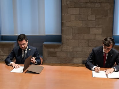 Pere Aragonès y Salvador Illa firman el acuerdo de los Presupuestos de la Generalitat para 2023.
