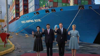 Xi Jinping y la primera dama china, Peng Liyuan, con el presidente panameño, Juan Carlos Varela, y su esposa, Lorena Castillo, en diciembre pasado, en el Canal.