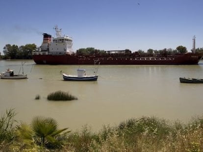 Un barco de carga en el Guadalquivir. 