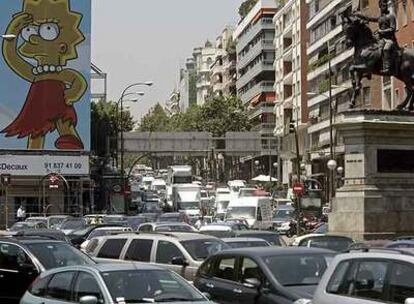 Atasco a las dos de la tarde de ayer en José Abascal, esquina con el paseo de la Castellana.