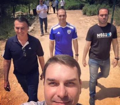 Flavio Bolsonaro faz selfie com o pai, Jair (à esquerda) e a família, durante campanha.