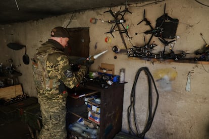 Darham, militar ucranio, instala una bomba en un dron instantes antes de dirigirlo a posiciones rusas en el frente de Kupiansk (Járkov) el pasado martes.