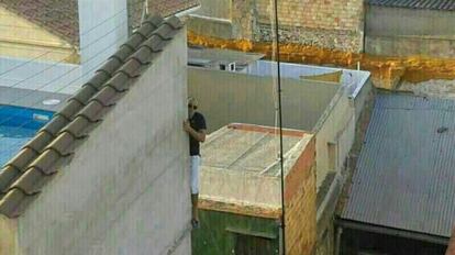 El presunto ladrón apodado 'Spiderman de les xancletes' fotografiado por un vecino mientras huía de un robo.