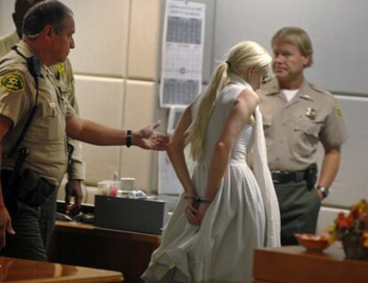 Lindsay Lohan abandona la corte superior de Los Ángeles esposada.