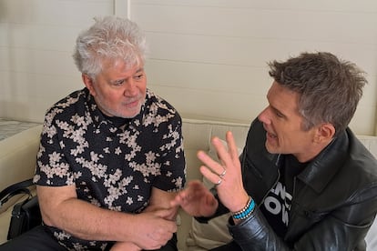 Ethan Hawke y Pedro Almodóvar.