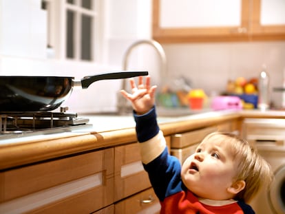 Lo básico a lo que los niños no deben acceder en casa por su seguridad son las sustancias o herramientas potencialmente peligrosas.