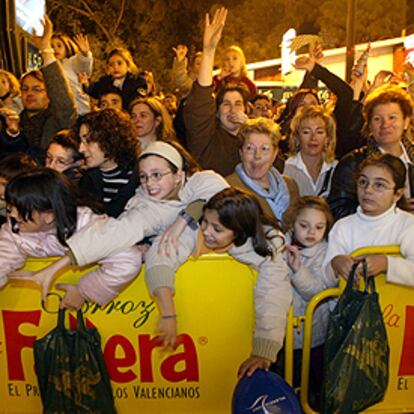 Decenas de niños, en la cabalgata de los Reyes Magos de anoche en Valencia.