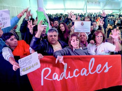Delegados de la UCR participan el lunes en Buienos Aires de la convención nacional del partido. 