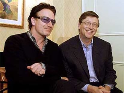 El cantante irlandés Bono y el presidente de Microsoft, Bill Gates, posan juntos en el hotel Waldorf.