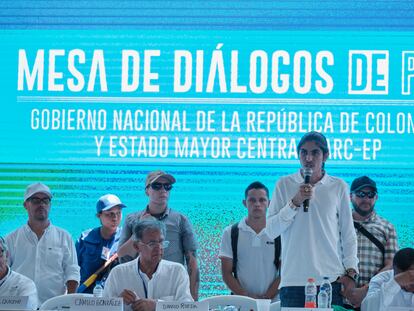 (Izquierda) Camilo González Posso, jefe de la delegación de paz del Gobierno, y (derecha) Andrey Avendaño, delegado de las disidencias autodenominadas Estado Mayor Central (EMC), durante la mesa de diálogo en Tibú, el 8 de octubre de 2023.