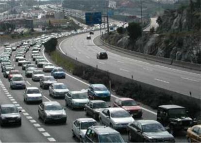 Retenciones en la A-6 (carretera de A Coruña) entre Torrelodones y Guadarrama, ayer.