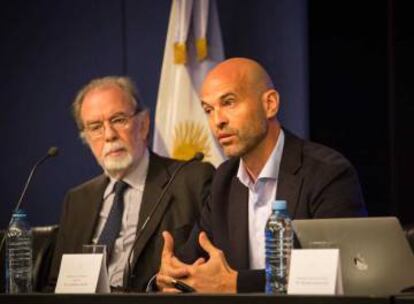 El ministro de Transporte, Guillermo Dietrich (izquierda), presenta el plan de fideicomiso para financiar obra pública.