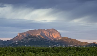 Entre Xàbia y Dénia, a solo una hora de la ciudad de Alicante, se encuentra un paraje natural de una belleza espectacular, tanto por sus vistas al Mediterráneo como por sus 650 especies de flora y vegetación. Llama la atención, sobre todo, por la proximidad a la costa, que lo convierte en un parque natural muy singular. Después de ascender los 753 metros del kárstico y totémico macizo del Montgó (en la foto), uno puede acercarse a Xàbia y almorzar en el bar El Trinquet, que prepara unos bocadillos insuperables. El parque cuenta también con vestigios arqueológicos que están debidamente señalizados en los diferentes recorridos.