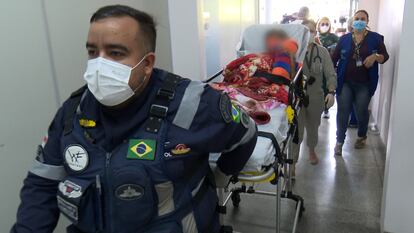 Traslado de uno de los niños rescatados al hospital, en Manaus (Brasil).