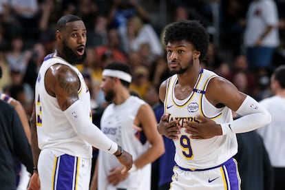 Bronny James, de 20 años, entra a la cancha en el segundo cuarto ante la mirada de su padre, LeBron James.