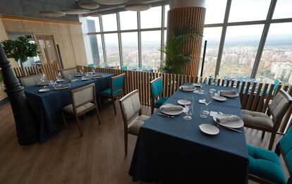 Sala del restaurante, ubicado en la planta 33 de la Torre Emperador, en Madrid.