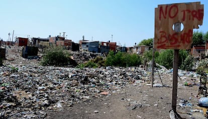 Vertedero informal en la villa Costa del Lago, en la zona metropolitana de Buenos Aires, junto al río Reconquista.