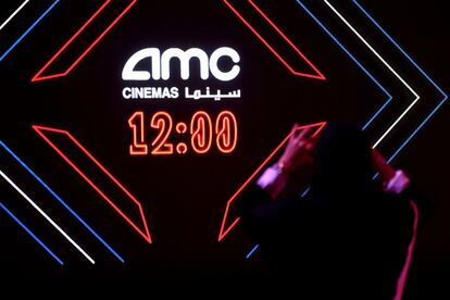 Un ciudadano saudí hace una foto del logo de AMC, proyectado en una pantalla.