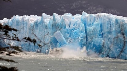 El glaciar mide 60 metros de altura, como un edificio de 20 pisos; tiene un frente de 5 kilómetros y su superficie es aproximadamente la de la Ciudad de Buenos Aires. En la imagen, trozos de hielo se desprenden del glaciar Perito Moreno.
