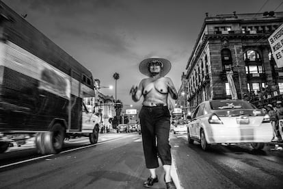 Alfonsina Sandoval Urbina, integrante de la asamblea de mujeres del movimiento, baila al caer la noche en medio de los carriles de la avenida Eje Central en Ciudad de México.  “Somos gentes que valoran la tierra, que sabemos vivir de ella, que cultivamos para nosotros y para los demás. Si toda la gente dejara de ser campesino, ¿de dónde llegaría el alimento a los rascacielos?", dice.